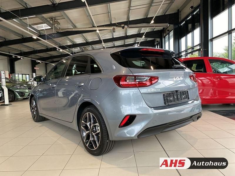 Neu Kia Ceed Style 140 PS (102 kW) 2025 Silber Kleinwagen