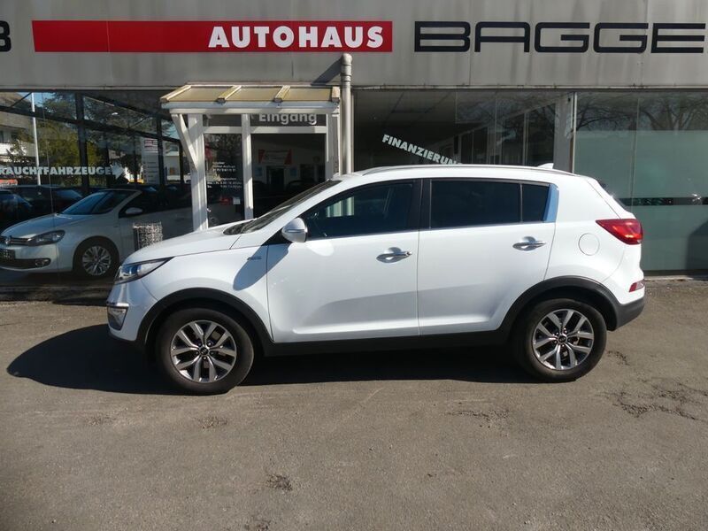 Weiß Gebraucht 2015 Kia Sportage DREAM-TEAM Edition SUV | 11.790 € (Fairer Preis) - Bild 1/4
