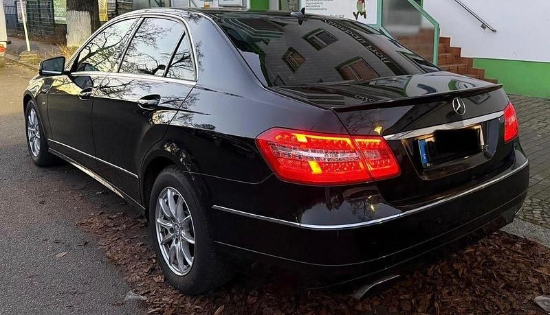 Gebraucht Mercedes E250 Avantgarde 204 PS (150 kW) 2009 Schwarz Limousine
