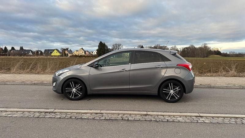 Gebraucht Hyundai i30 Edition 135 PS (99 kW) 2014 Grau Limousine