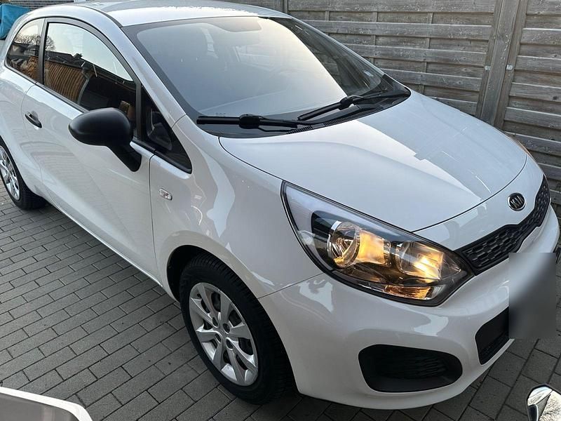 Gebraucht Kia Rio 86 PS (63 kW) 2012 Weiß Kleinwagen