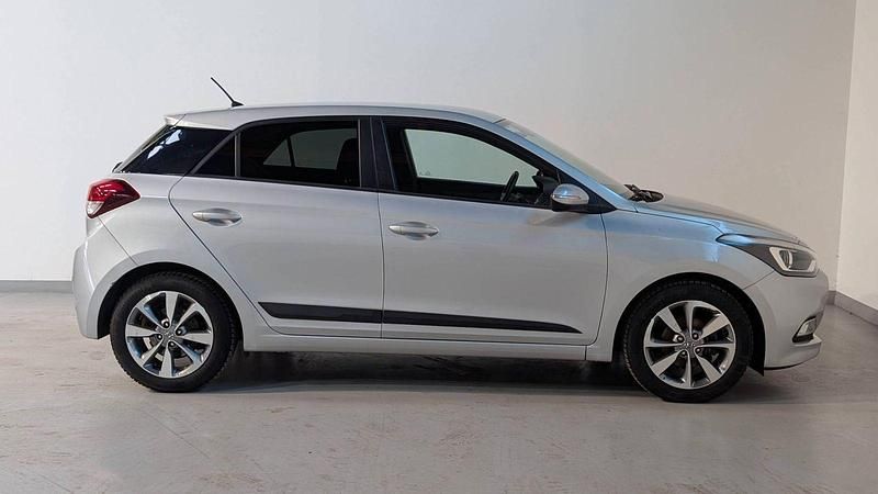 Gebraucht Hyundai i20 Passion 84 PS (61 kW) 2016 Silber Kleinwagen