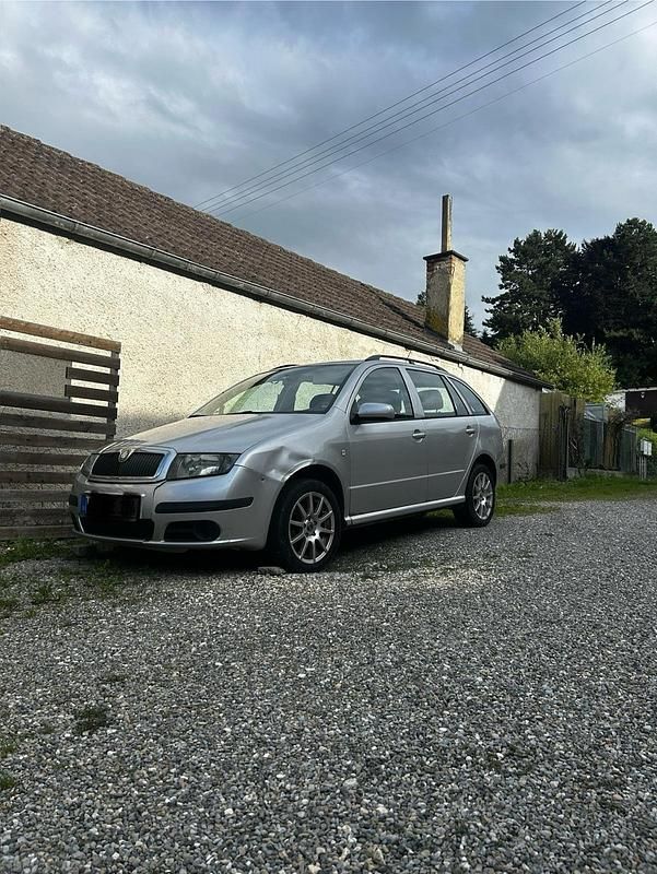 Silber Gebraucht 2006 Skoda Fabia Kleinwagen | 635 € (Superpreis) - Bild 1/4