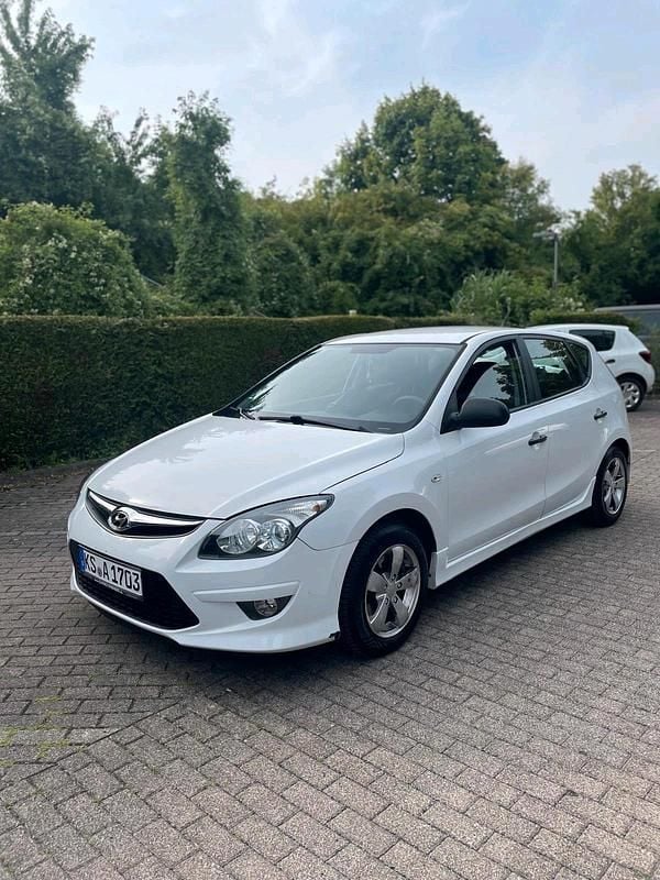 Weiß Gebraucht 2011 Hyundai i30 Limousine | 4.300 € (Fairer Preis) - Bild 1/4