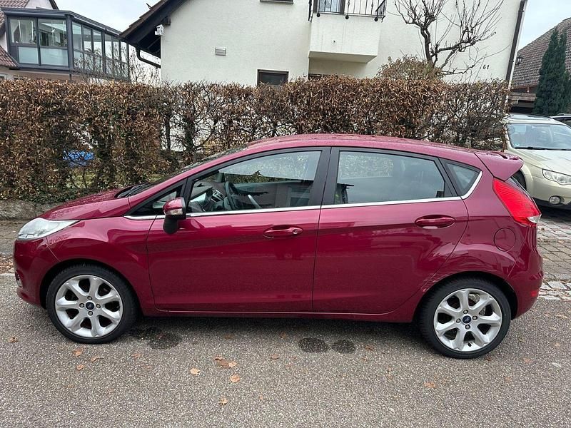 Gebraucht Ford Fiesta Titanium 97 PS (71 kW) 2010 Rot Kleinwagen