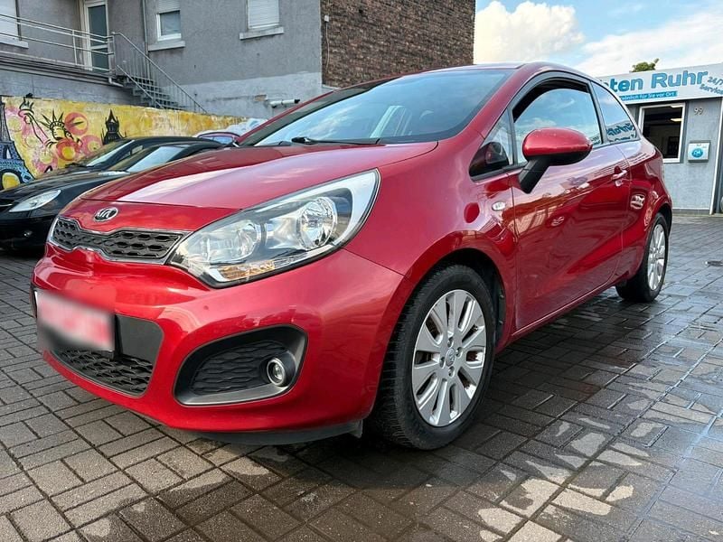 Rot Gebraucht 2015 Kia Rio Coupé | 4.999 € - Bild 1/4