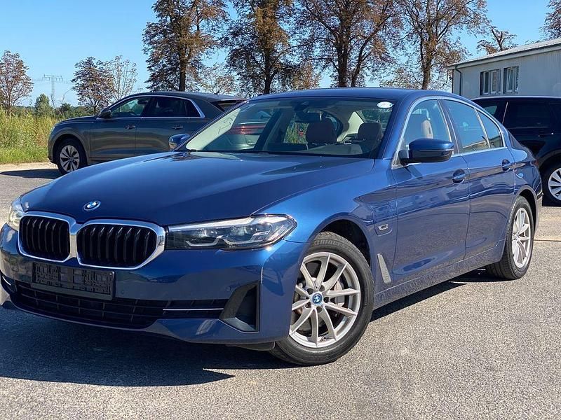 Blau Gebraucht 2022 BMW 520 Sport Line Limousine | 31.900 € (Superpreis) - Bild 1/4