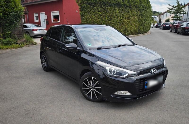 Schwarz Gebraucht 2016 Hyundai i20 Passion Plus Kleinwagen | 7.200 € (Guter Preis) - Bild 1/4