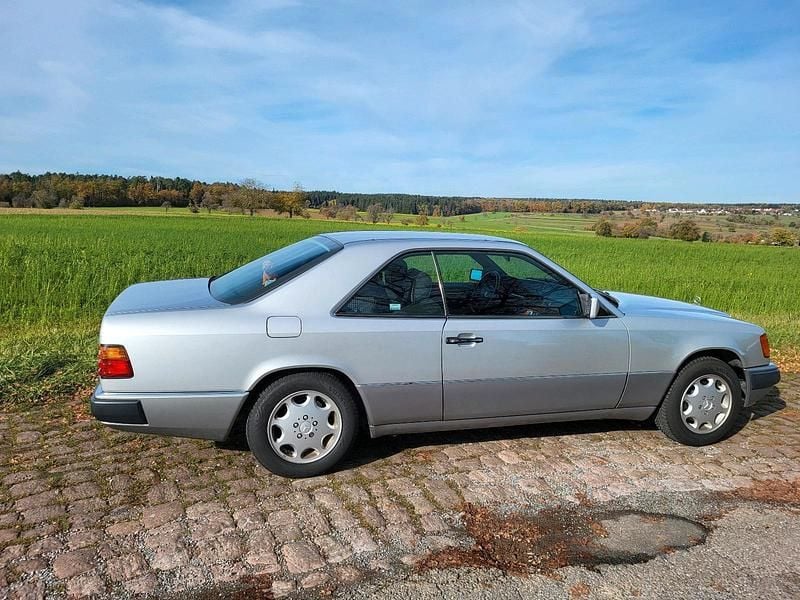 Silber Gebraucht 1992 Mercedes 230 Coupé | 11.900 € - Bild 1/4