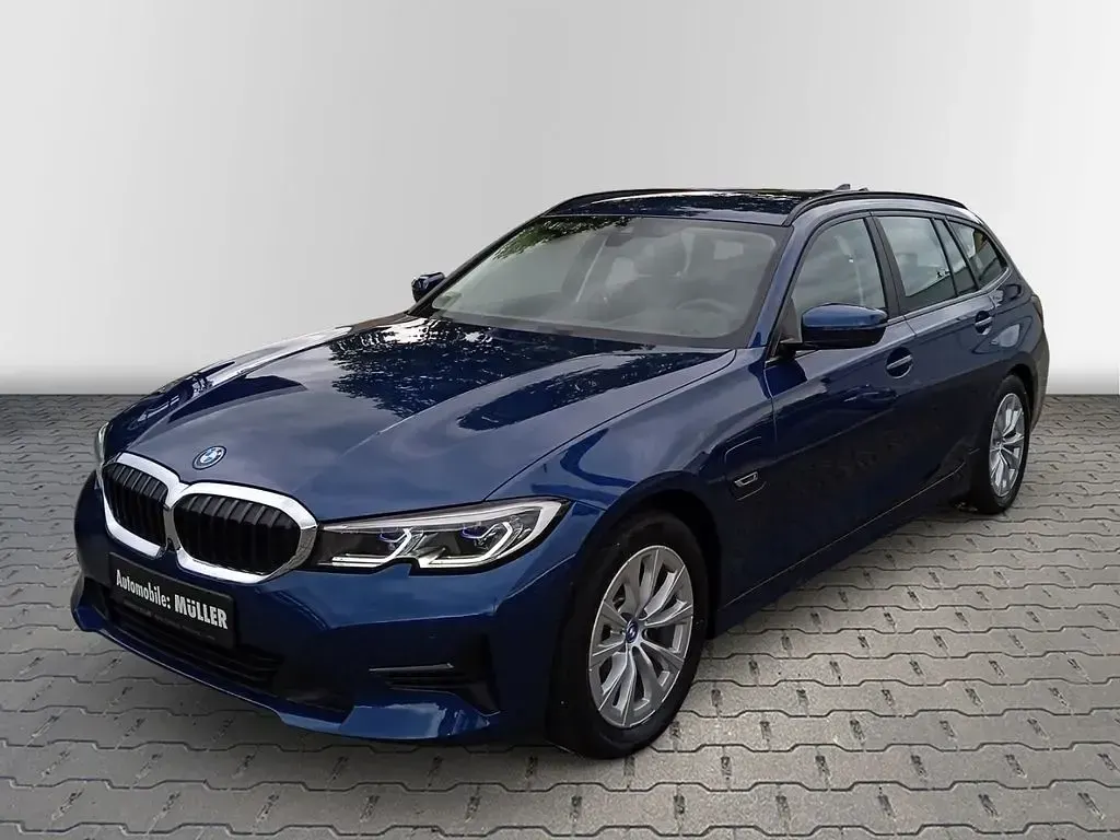 Gebraucht BMW 320e 163 PS (119 kW) 2021 Phytonicblau metallic Kombi
