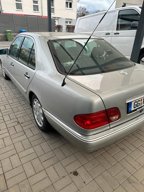 Gebraucht Mercedes E280 Avantgarde 193 PS (141 kW) 1996 Silber Limousine