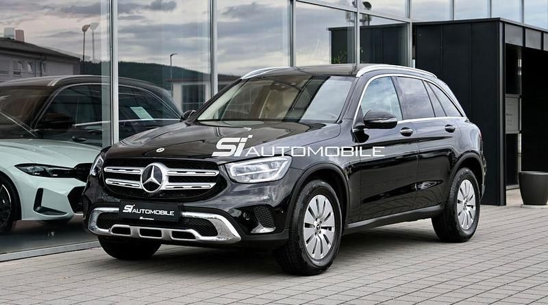 Schwarz uni Gebraucht 2021 Mercedes GLC300 SUV | 40.950 € (Guter Preis) - Bild 1/4