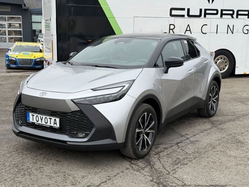 Silver metallic (1l0)/ black ( Gebraucht 2025 Toyota C-HR Team SUV | 39.080 € - Bild 1/4
