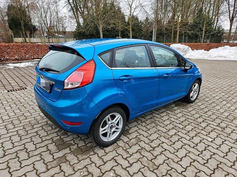 Gebraucht Ford Fiesta Titanium 101 PS (74 kW) 2013 Blau Kleinwagen
