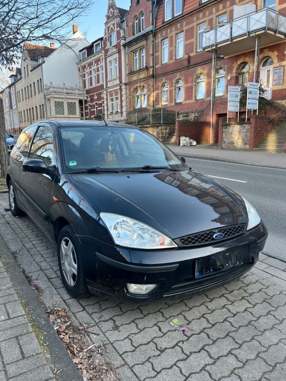 Schwarz Gebraucht 2002 Ford Focus Kleinwagen | 1.590 € (Fairer Preis) - Bild 1/4