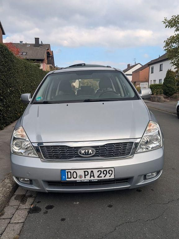 Silber Gebraucht 2011 Kia Carnival Van / Kleinbus | 4.950 € - Bild 1/4