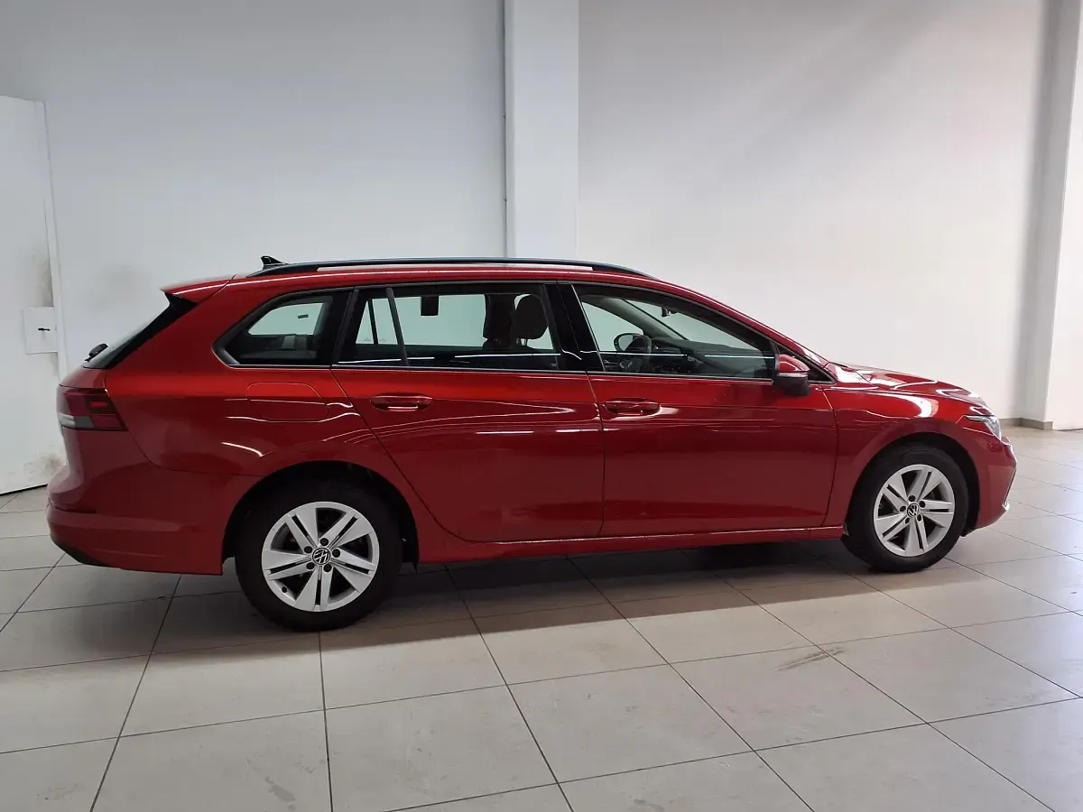 Gebraucht VW Golf VIII Life 110 PS (80 kW) 2023 Kings red metallic Kombi