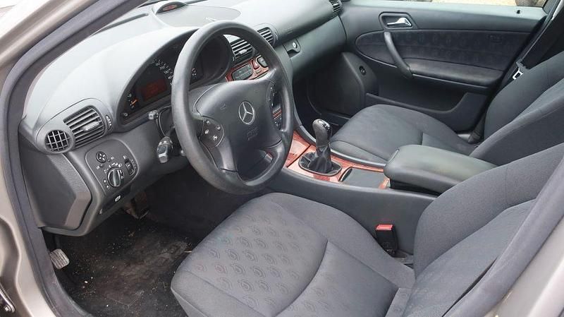 Gebraucht Mercedes C180 143 PS (105 kW) 2003 Silber Limousine