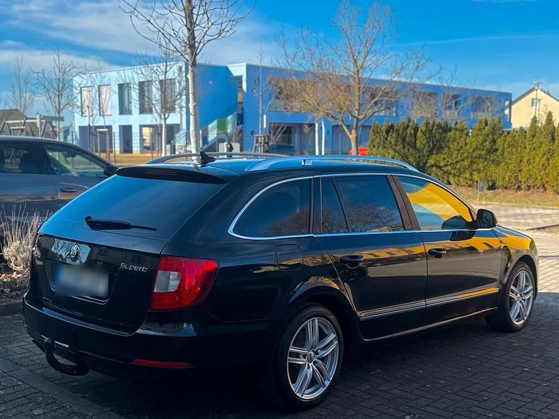 Gebraucht Skoda Superb 170 PS (125 kW) 2011 Schwarz Kombi