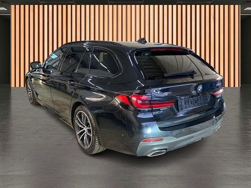 Gebraucht BMW 520 Shadowline 190 PS (139 kW) 2023 Schwarz black sapphire metallic (metallic) Kombi