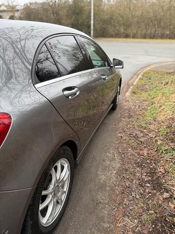 Gebraucht Mercedes A180 109 PS (80 kW) 2016 Grau Limousine