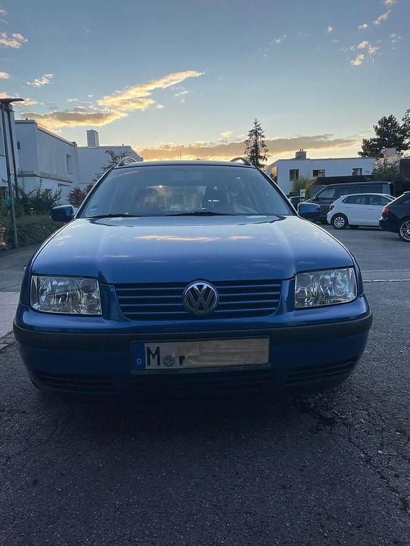 Blau Gebraucht 2002 VW Bora Basis Limousine | 999 € (Superpreis) - Bild 1/4