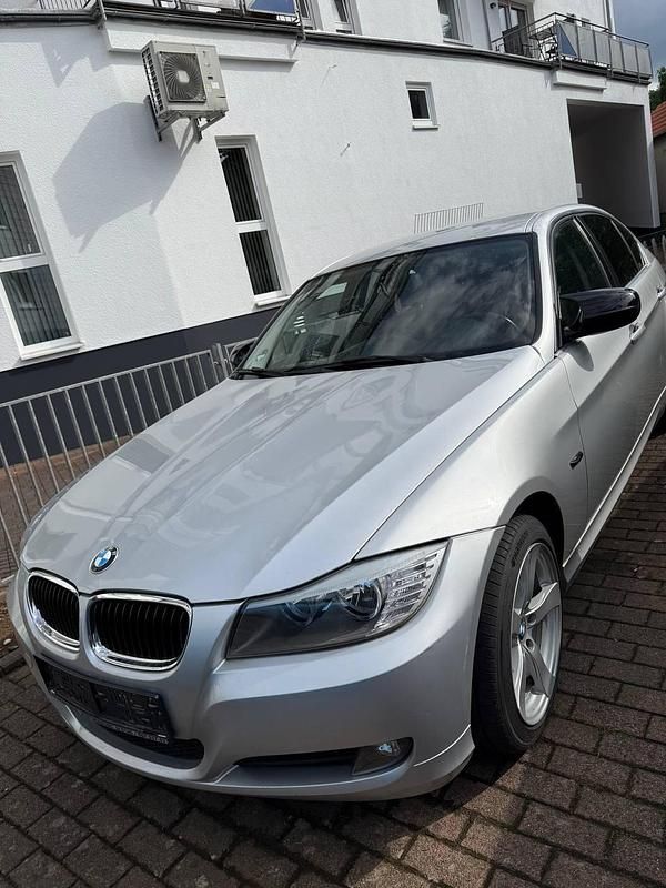 Silber Gebraucht 2010 BMW 318 Limousine | 6.999 € (Etwas zu teuer) - Bild 1/4