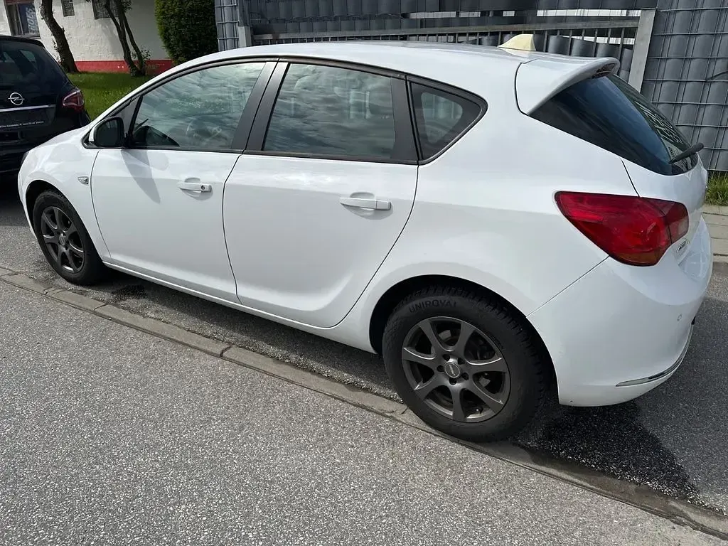 Gebraucht Opel Astra Selection 116 PS (85 kW) 2016 Weiß Limousine