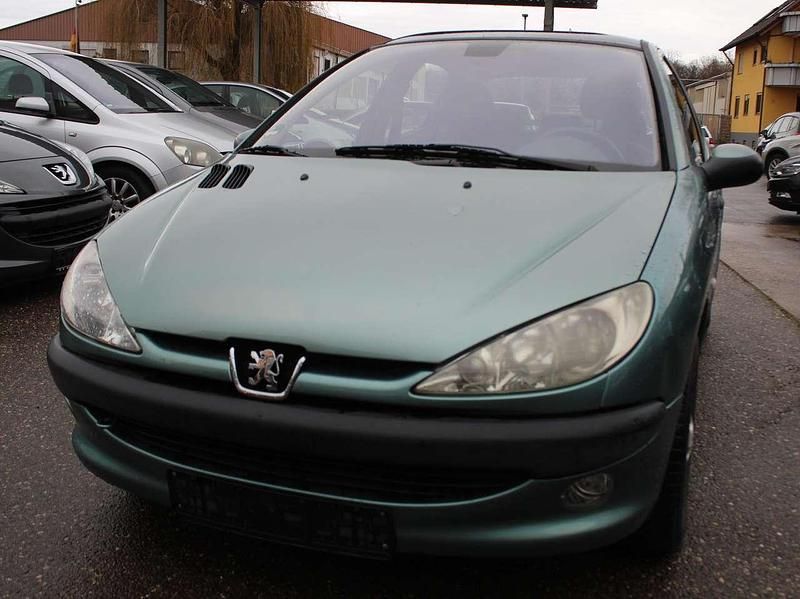 Grün Gebraucht 2002 Peugeot 206 Limousine | 2.350 € (Fairer Preis) - Bild 1/4