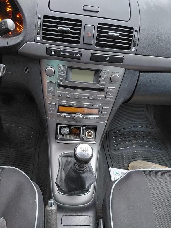 Gebraucht Toyota Avensis T2 126 PS (92 kW) 2008 Silber Kombi