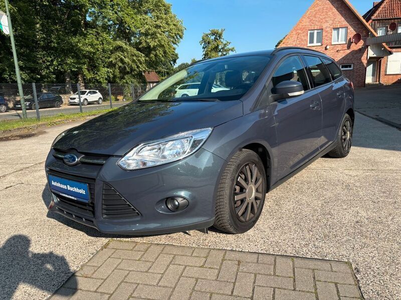 Grau Gebraucht 2012 Ford Focus Limousine | 5.990 € (Fairer Preis) - Bild 1/4