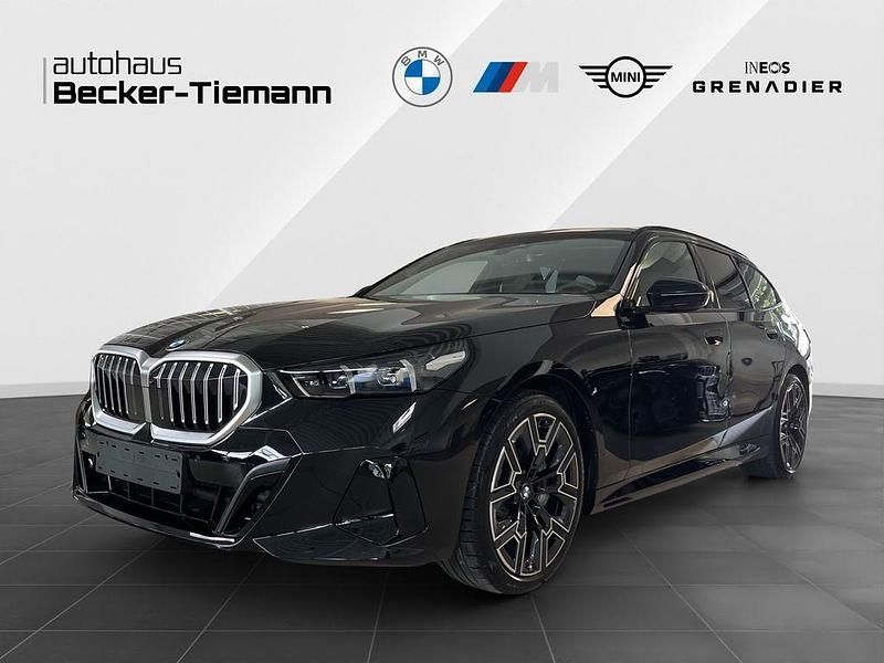 Saphirschwarz metallic Neu 2025 BMW 540 Exclusive Kombi | 80.908 € (Fairer Preis) - Bild 1/4