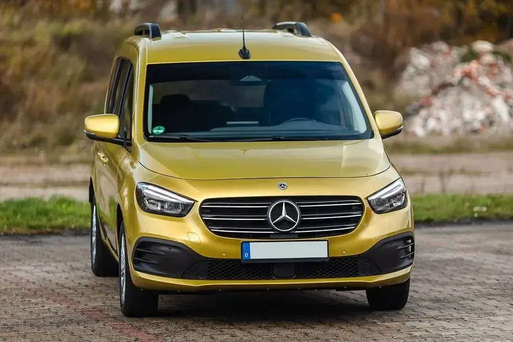 Gebraucht Mercedes T180 Edition 131 PS (96 kW) 2023 Gelb Van / Kleinbus