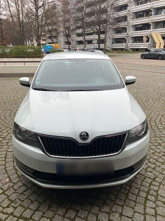 Weiß Gebraucht 2018 Skoda Rapid Ambition Limousine | 10.700 € (Fairer Preis) - Bild 1/4