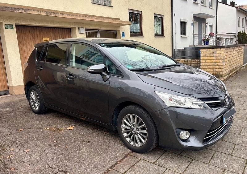 Gebraucht Toyota Verso Edition-S 147 PS (108 kW) 2017 Grau Van / Kleinbus