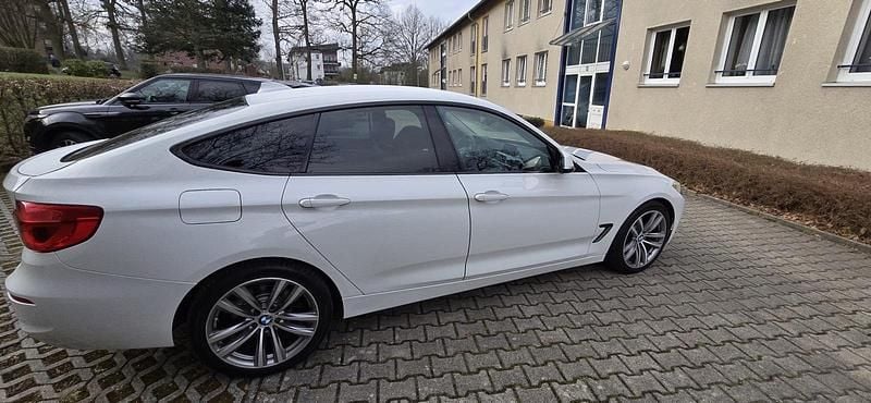Usado BMW 330 258 HP (189 kW) 2017 Branco Sedan