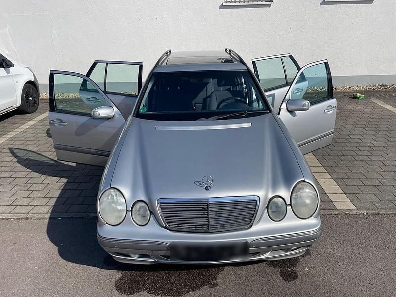 Gebraucht Mercedes E220 Elegance 143 PS (105 kW) 2001 Silber Kombi