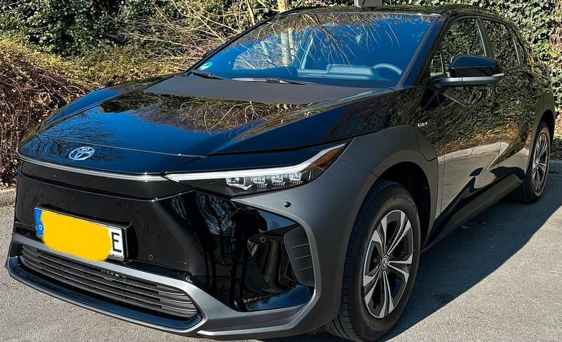 Schwarz Gebraucht 2025 Toyota bZ4X SUV | 34.950 € (Guter Preis) - Bild 1/4
