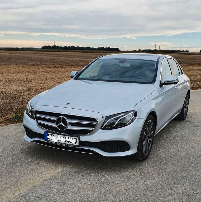 Silber Gebraucht 2018 Mercedes E250 Limousine | 22.999 € (Superpreis) - Bild 1/4