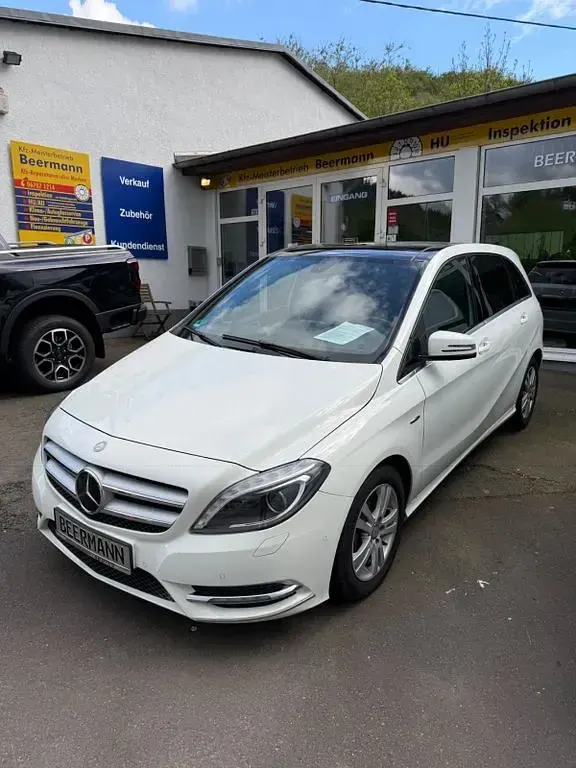 Gebraucht Mercedes B180 122 PS (89 kW) 2012 Weiß Kleinwagen