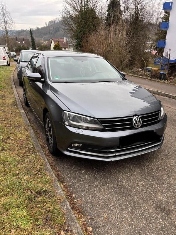 Grau Gebraucht 2018 VW Jetta Limousine | 9.900 € - Bild 1/4