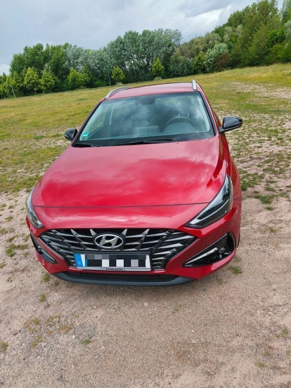 Rot Gebraucht 2022 Hyundai i30 Limousine | 17.000 € (Superpreis) - Bild 1/4