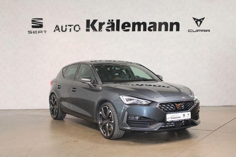 Magnetic grau metallic Gebraucht 2022 Cupra Leon VZ Limousine | 25.790 € (Fairer Preis) - Bild 1/4