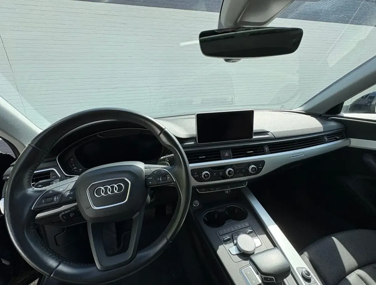 Gebraucht Audi A4 Comfort 190 PS (139 kW) 2018 Blau Limousine