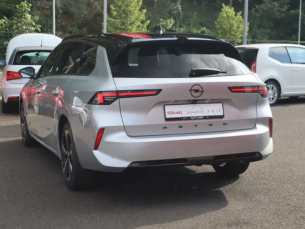 Neu Opel Astra 131 PS (96 kW) 2025 Kristallsilbermet. Kleinwagen