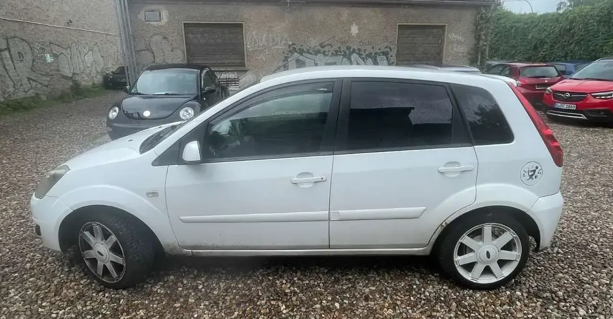 Gebraucht Ford Fiesta 80 PS (58 kW) 2008 Frozen white Kleinwagen