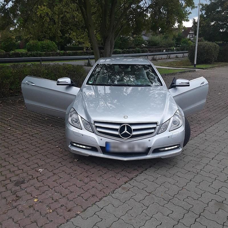 Silber Gebraucht 2013 Mercedes 200 Coupé | 10.999 € - Bild 1/4
