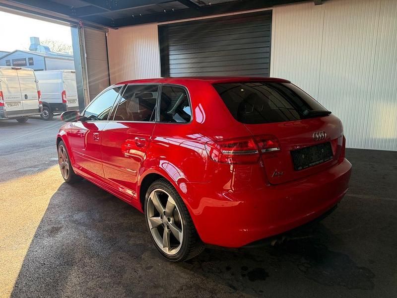 Gebraucht Audi A3 Attraction 125 PS (91 kW) 2011 Rot Kleinwagen