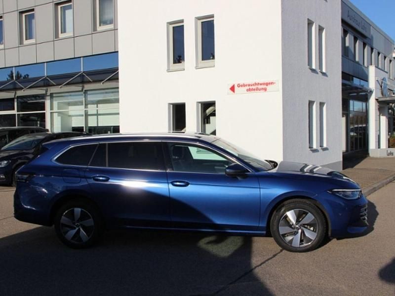 Gebraucht VW Passat Elegance 193 PS (141 kW) 2025 Reef blue metallic (metallic) Kombi