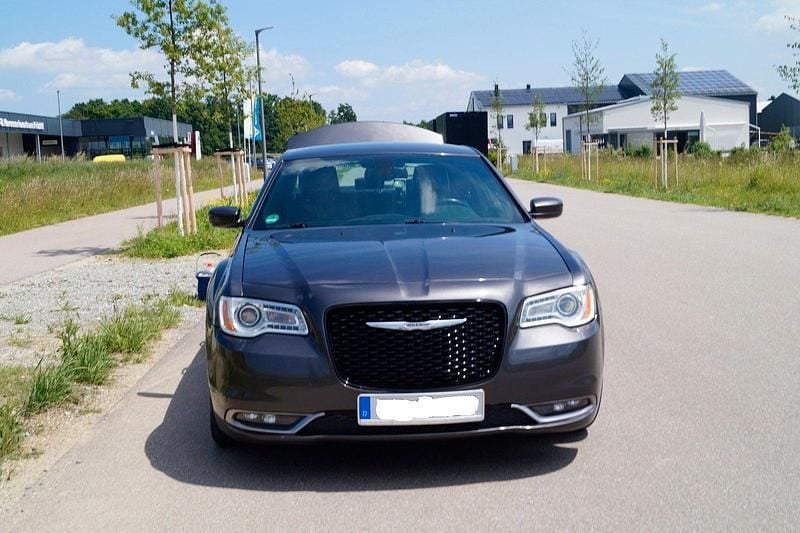Grau Gebraucht 2015 Chrysler 300S Limousine | 14.700 € - Bild 1/4